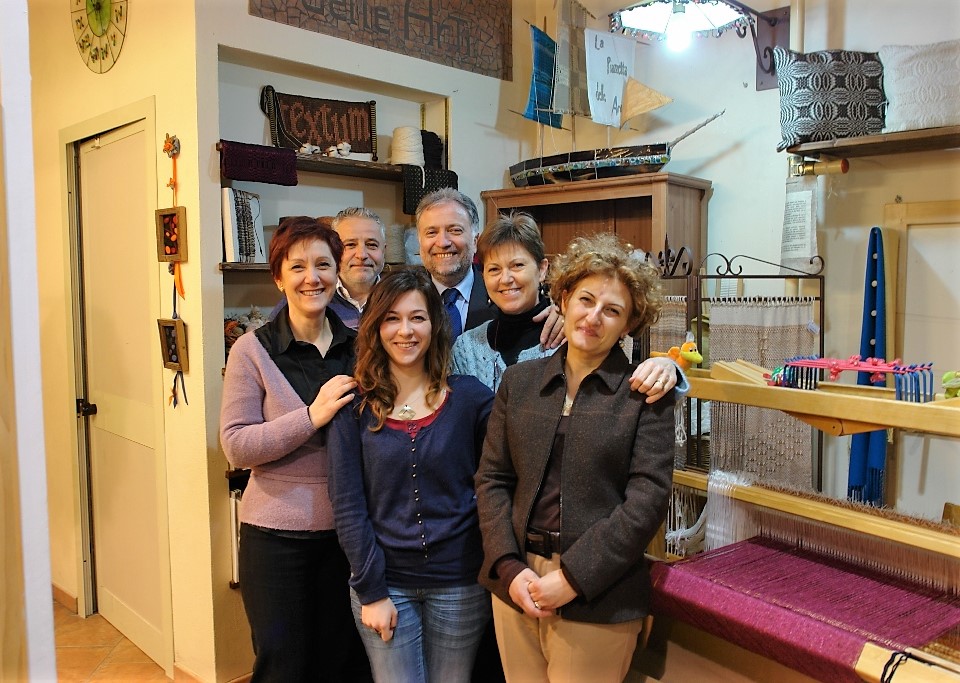 Soci nel laboratorio d'artigianato "La Piazzetta delle Arti"