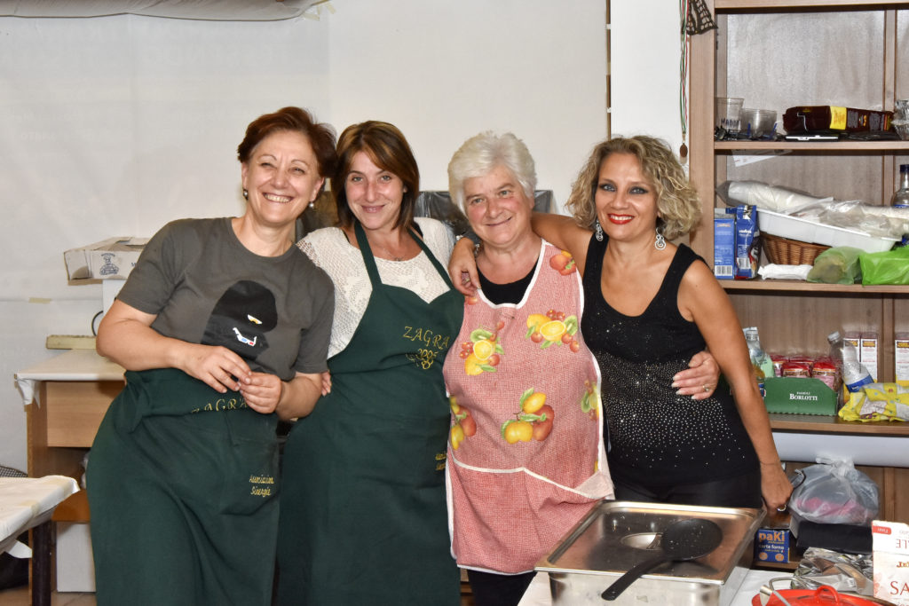 Antonella, Francesca, Candida & Luisa nella cucina del nostro stand alla "Sagra dell'Uva" 2016