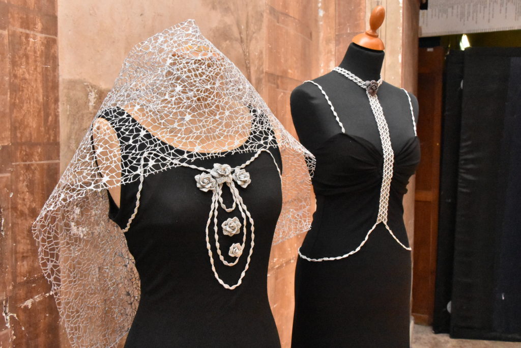 Giuliana Amantini: abiti con applicazioni in macramé